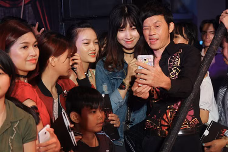 Hoài Linh là nghệ sĩ đa tài, rất yêu nghề cũng như sống vô cùng giản dị và có tâm với đàn em. Bởi vậy, không khó hiểu khi tình cảm khán giả dành cho anh rất lớn và vị trí của anh trong lòng công chúng là vị trí có một không hai. (Dân Việt)