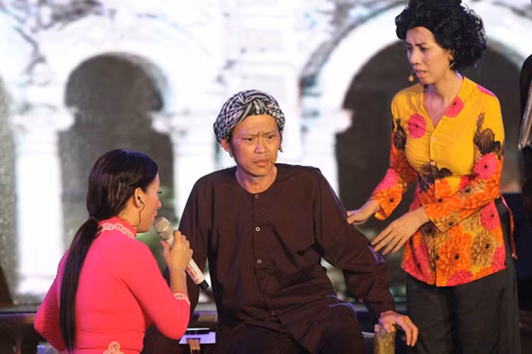 Một trong những lý do Hoài Linh giành được tình cảm của khán giả là anh rất tài năng. Hoài Linh vừa là nghệ sĩ kịch, diễn viên vừa là ca sĩ hát những ca khúc tân cổ, trữ tình. Ngoài ra, anh có khả năng về múa, làm MC. (Ảnh: Zing)