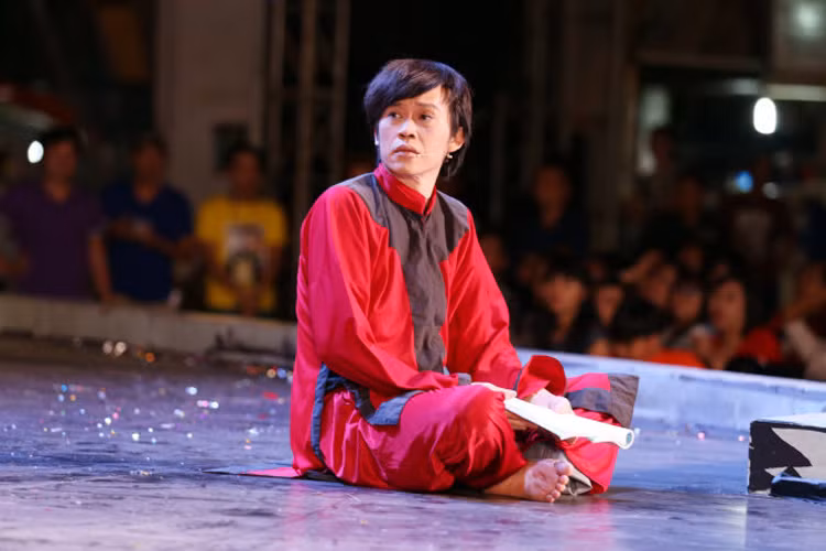 Hoài Linh cũng được yêu quý bởi anh làm nghệ thuật rất có tâm. Theo đó, dù là vai diễn nhỏ hay lớn, anh đều chăm chút. Nam nghệ sĩ luôn mong rằng tác phẩm của mình không chỉ mang lại tiếng cười đơn thuần mà còn khiến mọi người thấy được tính nhân văn. (Tuổi trẻ)