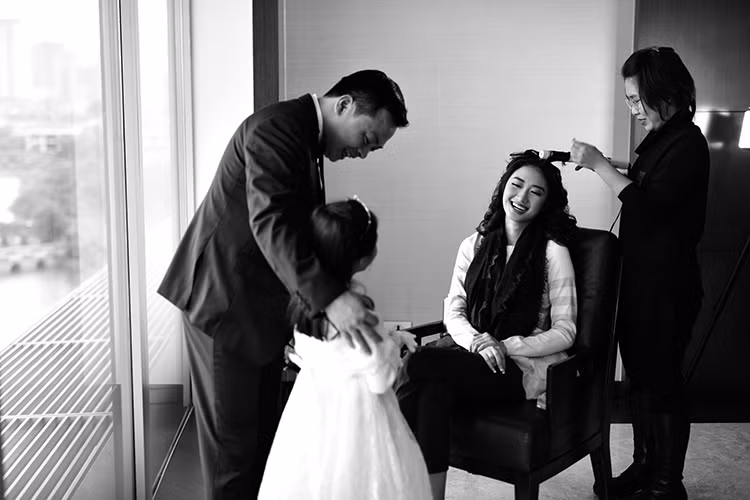 Trước giờ diễn ra tiệc cưới, Thu Ngân và ông xã có tâm trạng rất thoải mái. Trong ảnh, cô dâu vui vẻ trò chuyện với chú rể trong khi trang điểm.