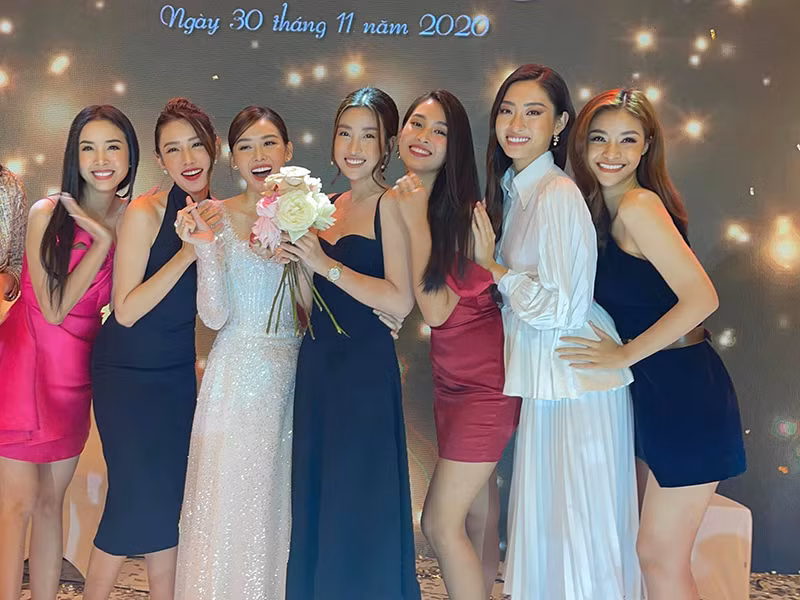 Mỹ Linh chia sẻ hình ảnh cầm bó hoa cưới của Tường San đồng lời gửi lời chúc đến đàn em.