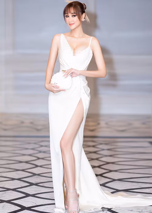 Người mẫu của “Hãy chọn giá đúng” một thời chuộng trang phục gợi cảm khoe triệt để lợi thế vóc dáng nóng bỏng.