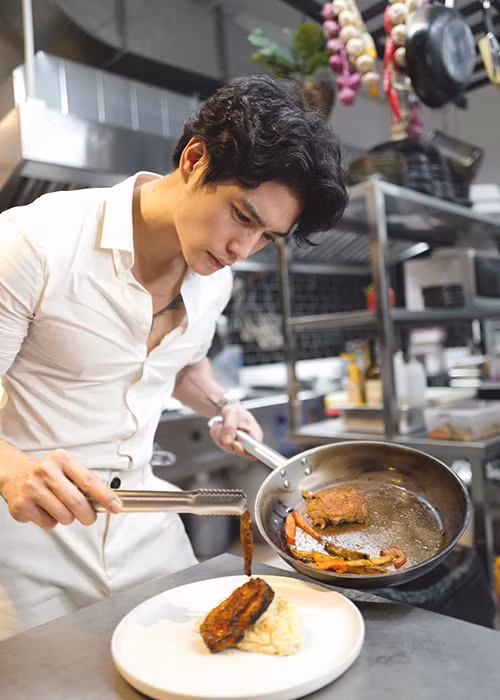 Anh thường tự tay vào bếp nấu ăn.
