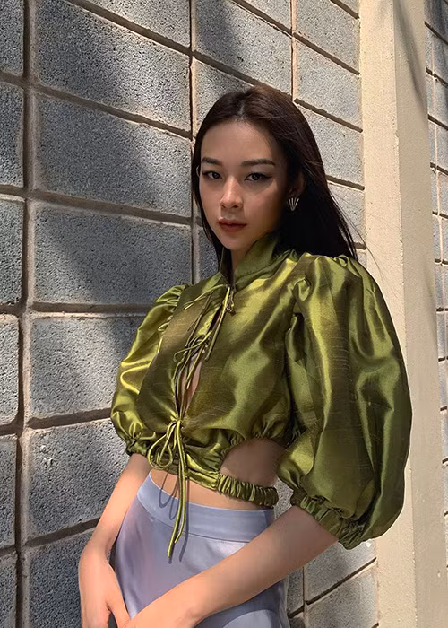 Phí Phương Anh sinh năm 1997, là quán quân The Face 2016. Cô lựa chọn con đường trở thành fashionista và blogger chuyên nghiệp.