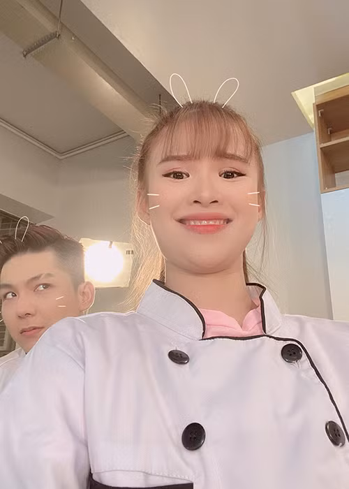 Kelvin Khánh được cho là một trong những sao nam Việt "nghiện vợ" khi sẵn sàng quay clip mua vui và hi sinh hình ảnh vì vợ.