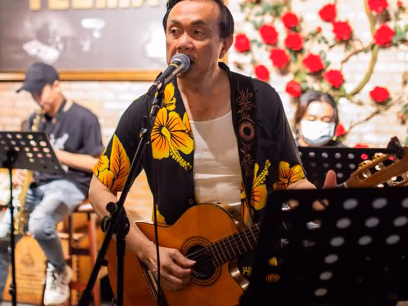 Theo Tiền Phong, ban nhạc của Chí Tài thường nhận lời trình diễn ở tiệc cưới, buổi sinh hoạt cộng đồng và trong các chương trình.
