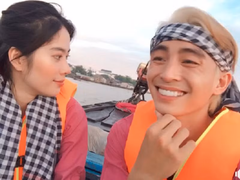 Gần đây, Nam Em vướng tin đồn hẹn hò Lãnh Thanh. Cả hai hiện tại tham gia gameshow hẹn hò "Vô lăng tình yêu". Ảnh: Giao thông