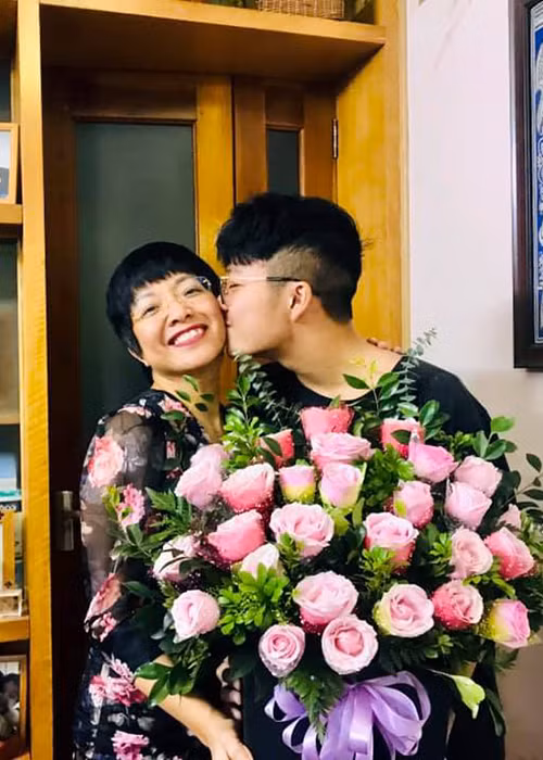Con trai của nữ MC ngày càng trưởng thành, trở thành chỗ dựa vững chắc cho mẹ.