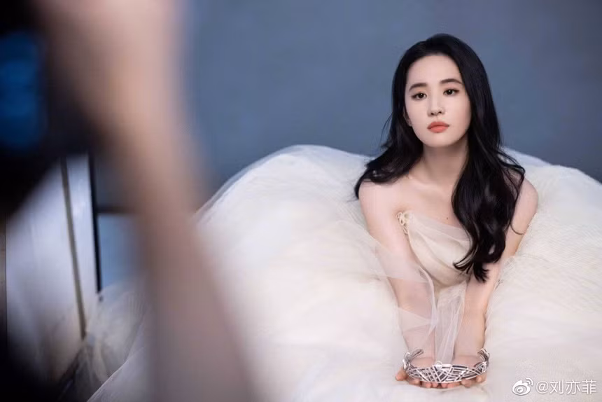 Lưu Diệc Phi được nhận xét đẹp ở mọi góc độ. Nhiều năm qua, cô vẫn được yêu mến gọi danh xưng "Thần tiên tỷ tỷ". Theo truyền thông Trung Quốc, đến nay showbiz Trung Quốc vẫn chưa tìm được mỹ nhân xứng đáng kế thừa danh hiệu này của nữ diễn viên.