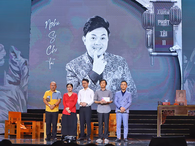 Dien vien thay co nghe si Chi Tai dien cung Hoai Linh la ai?