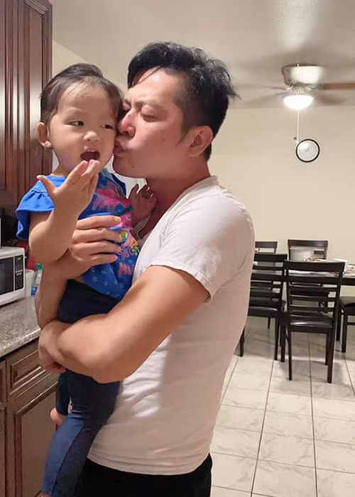 Nam diễn viên đưa đón con gái đi học, lắp đặt các trò chơi cho bé.