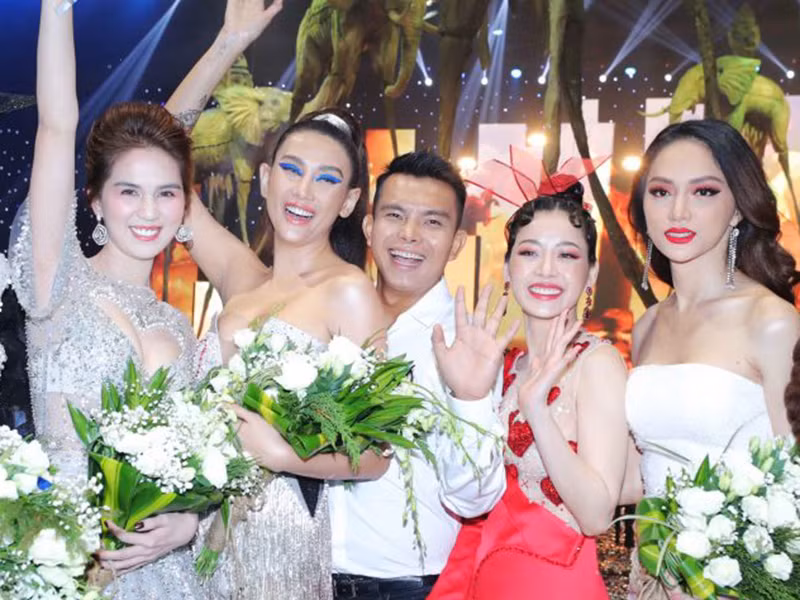 Nói về mối quan hệ thân thiết với Chi Pu và Hương Giang, Ngọc Trinh thẳng thắn cho hay, đôi bên cùng có lợi vì cả ba đều là cái tên hot trên mạng xã hội, hơn nữa cô thấy được những điểm tương đồng với hai đàn em, nói chuyện rất vui vẻ. Ảnh: Elle