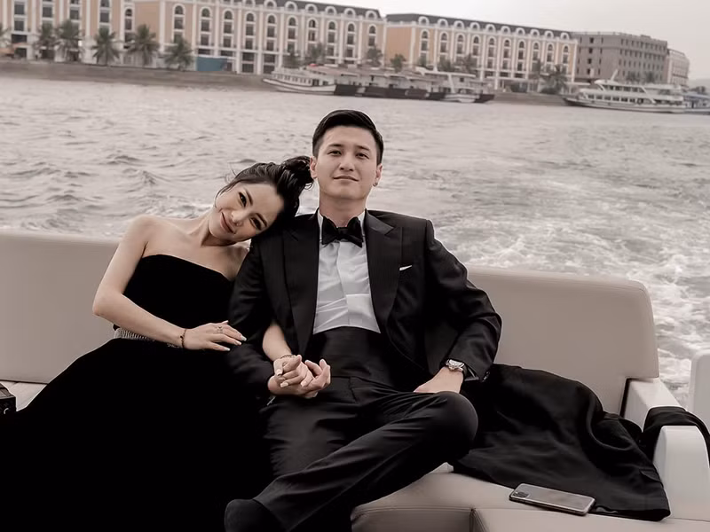 Theo đó, Lan Phương kể rằng mẹ ruột hết lời khen ngợi nhan sắc dàn bạn gái cũ của Huỳnh Anh.