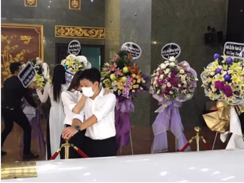 Trường Giang một lần nữa lộ rõ vẻ suy sụp khi đứng bên linh cữu cố nghệ sĩ. Ảnh: Người lao động