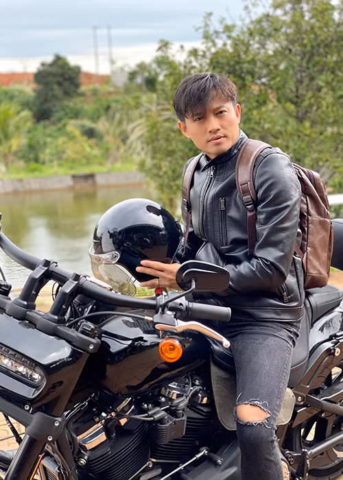 Sau đám cưới, Quý Bình đi quay phim. Theo doanh nhân Ngọc Tiền, vào ngày 23/12 tới đây, vợ chồng cô sẽ tổ chức tiệc báo hỷ ở Phú Quốc. Ảnh: FBNV