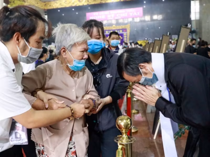 Hoài Linh đã thay mặt gia đình nghệ sĩ Chí Tài lo tang lễ. Ảnh: Gia đình mới