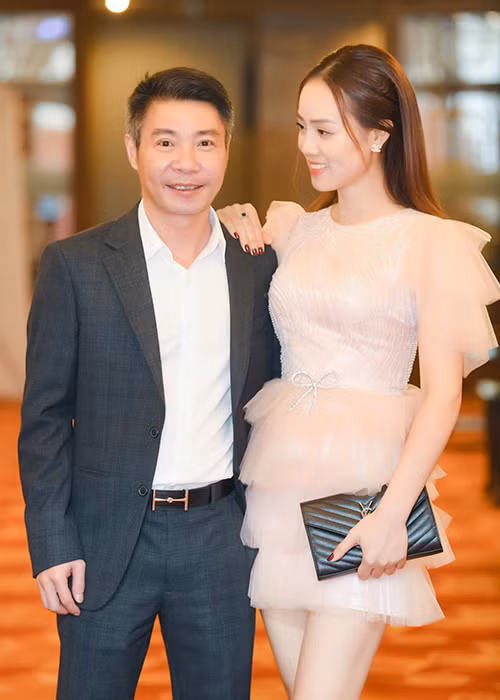 Ngam nhan sac vo sap cuoi cua nghe si Cong Ly