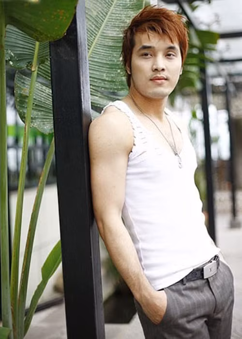 Năm 2007, Ưng Hoàng Phúc tạm ngừng công việc để sang Singapore điều trị bệnh thoát vị đĩa đệm. Lúc đó, anh cũng gần hết hợp đồng với công ty. Sau đó, Ưng Hoàng Phúc quyết định rời công ty của ông bầu Quang Huy. Ảnh: Đời sống pháp luật