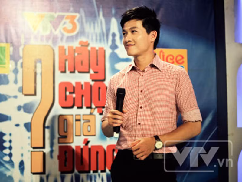 Trần Ngọc cũng làm MC “Hãy chọn giá đúng”. Ngoài chương trình này, anh từng dẫn “Đường lên đỉnh Olympia”, “Rung chuông vàng”, “Ô cửa bí mật”. Ảnh: VTV