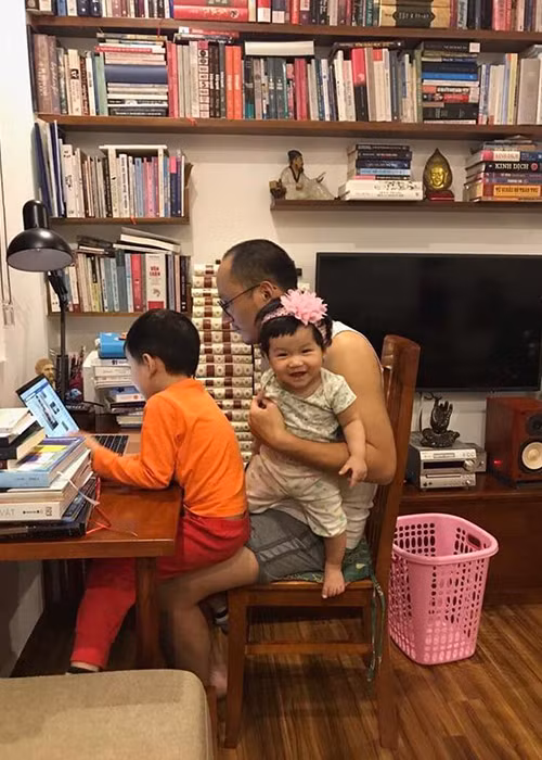 Khoảnh khắc nam MC chăm sóc các con khiến nhiều người thích thú.