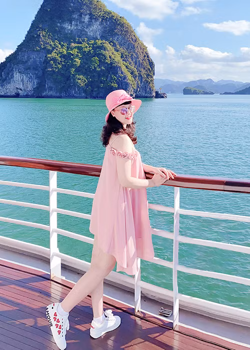 Ở tuổi 45, Vân Dung có vẻ ngoài đầy trẻ trung và vẫn kín tiếng về cuộc sống hôn nhân.