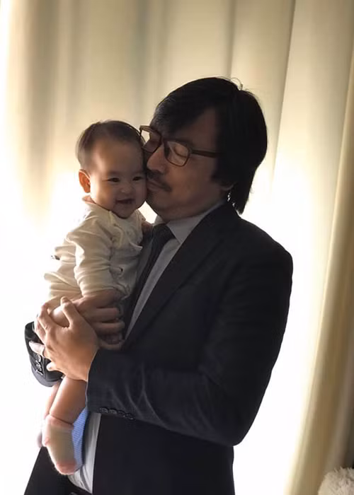Khoảnh khắc Đinh Tiến Dũng bên con gái trước khi đi làm được chụp bởi bà xã của anh.
