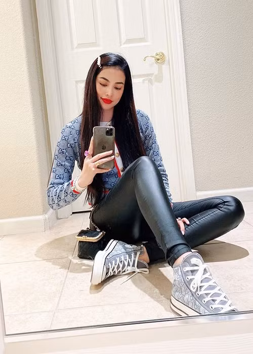 Vì Phạm Hương sống ở trời Tây, không còn hoạt động trong Vbiz nên trang cá nhân Instagram được xem là nơi duy nhất fan có thể theo dõi nàng hoa hậu.