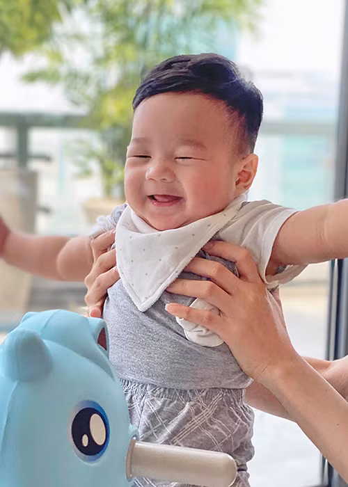 Loạt ảnh đáng yêu của con trai Đặng Thu Thảo nhanh chóng đốn tim người hâm mộ nàng hoa hậu.