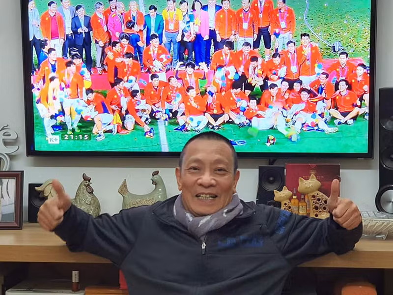 Anh theo dõi các trận đấu của đội tuyển Việt Nam và các giải đấu lớn trên thế giới.