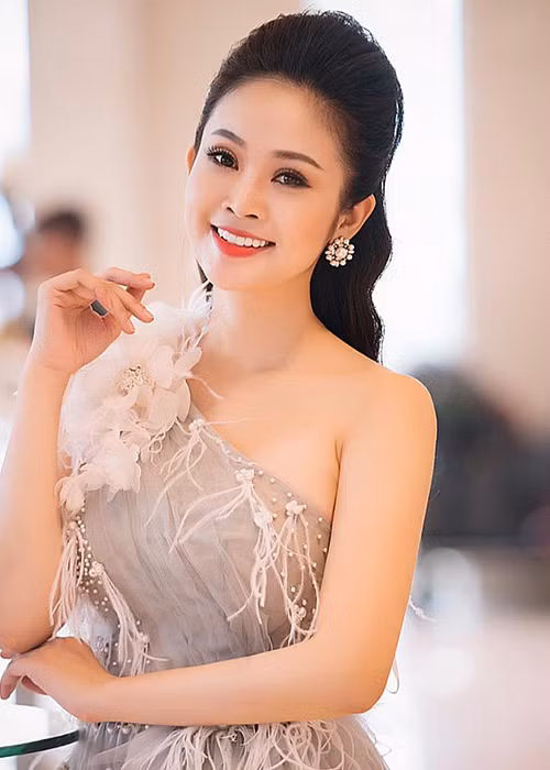 Thùy Linh sinh năm 1987, dẫn dắt các chương trình Bài hát yêu thích, Muôn màu showbiz, Tạp chí âm nhạc.