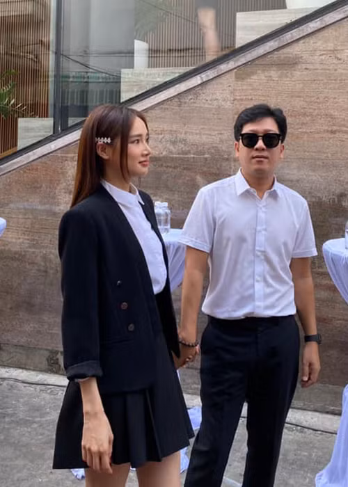 Nhã Phương từng tiết lộ, vợ chồng cô dự định sinh thêm con vào năm sau và Trường Giang rất thích có hai cô con gái.