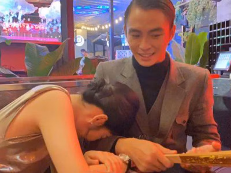 Trong khi Nam Em nhiều lần bày tỏ tình cảm, thậm chí tìm mọi cách thử lòng thì Lãnh Thanh luôn lảng tránh. Cuối cùng, nam diễn viên cũng thừa nhận tình yêu dành cho nàng hoa khôi. Ảnh: Phụ nữ Việt Nam