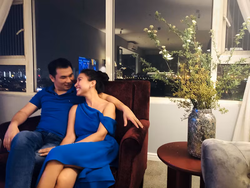 Trên trang cá nhân, MC Vân Hugo vừa khoe khoảnh khắc tình cảm bên chồng sắp cưới. Chia sẻ của người đẹp nhanh chóng nhận được sự chú ý của bạn bè, đồng nghiệp. Dưới bài đăng, Lã Thanh Huyền để lại bình luận: "Ngày càng tướng phu thê lắm luôn".