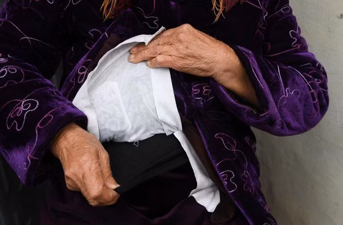Bà Đoàn Thị Hòa, 84 tuổi, ở phố Đại La, cho biết mặc đến 5 cái áo và trùm 2 cái khăn. Ngày 15/12, bà còn mặc thêm một lớp áo giữ nhiệt.