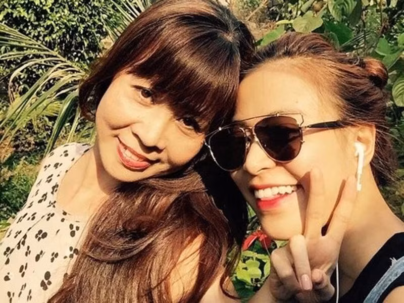 Hoàng Thùy Linh từng chia sẻ, mẹ của cô vất vả cả tuổi trẻ vì chồng con.