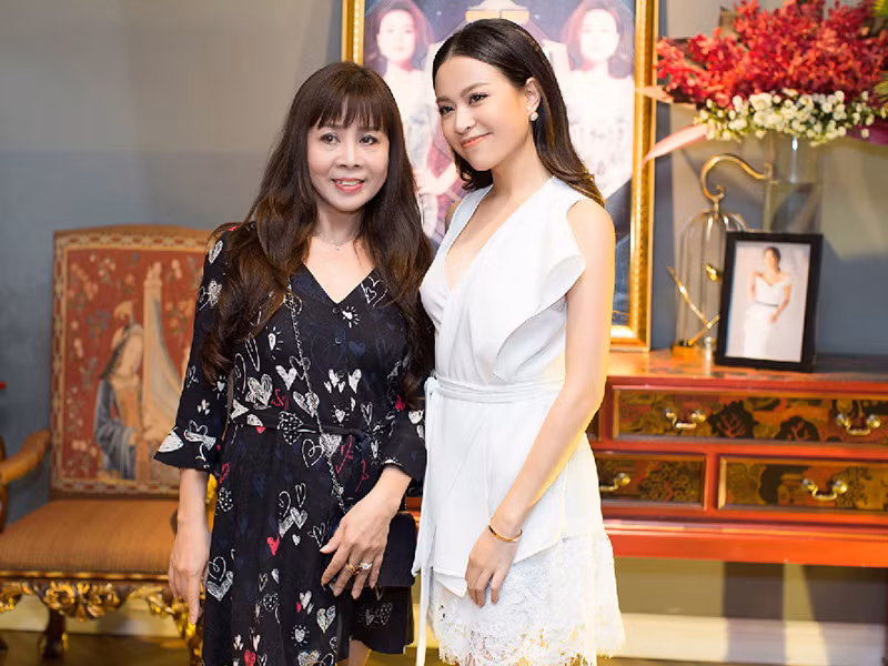 Hoàng Thùy Linh từng kể, nhân dịp 60 tuổi của mẹ, cô mua một chiếc nhẫn đắt đỏ để tặng bà. Mặc dù mẹ của nữ ca sĩ rất vui nhưng sau đó nói đem trả lại vì tốn kém. Ảnh: Tổ quốc