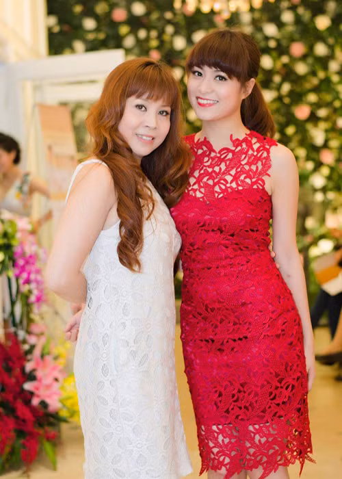 Khi Hoàng Thùy Linh trở lại showbiz, bà Thu Huệ hỗ trợ con gái trong công việc. Ảnh: Khám phá
