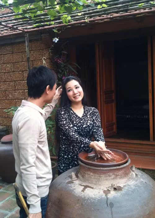 Trong thời gian tìm hiểu, cả hai rất kín tiếng. Năm 2014, Thanh Thanh Hiền chỉ chia sẻ ngắn gọn: "Anh cũng làm nghệ thuật và rất nghèo. Nghèo nhất trong những nghệ sĩ nghèo". Ảnh: Zing