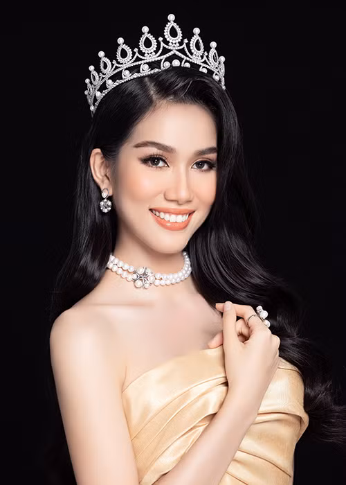 Á hậu Phương Anh được xem là một trong những nàng hậu đại diện cho vẻ đẹp tri thức và hiện đại với bảng thành tích học tập “khủng” như IELTS 8.0, DALF C1 tiếng Pháp.