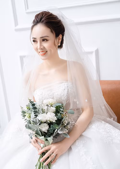 Chia sẻ về chuyện tình cảm trước ngày lên xe hoa, Ngọc Hà cho biết, khi yêu cô toàn tâm toàn ý, dành trọn cả con tim cho đối phương. Tình yêu của cô với nghệ sĩ Công Lý đã trở thành tình thương.