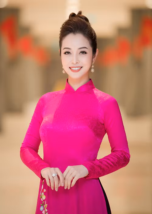 Bà mẹ 4 con khoe nhan sắc rạng rỡ trong tà áo dài tông hồng.