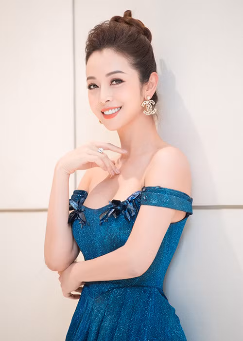 Mặc dù đã là “gái 4 con” nhưng Jennifer Phạm vẫn giữ được vóc dáng thon thả.