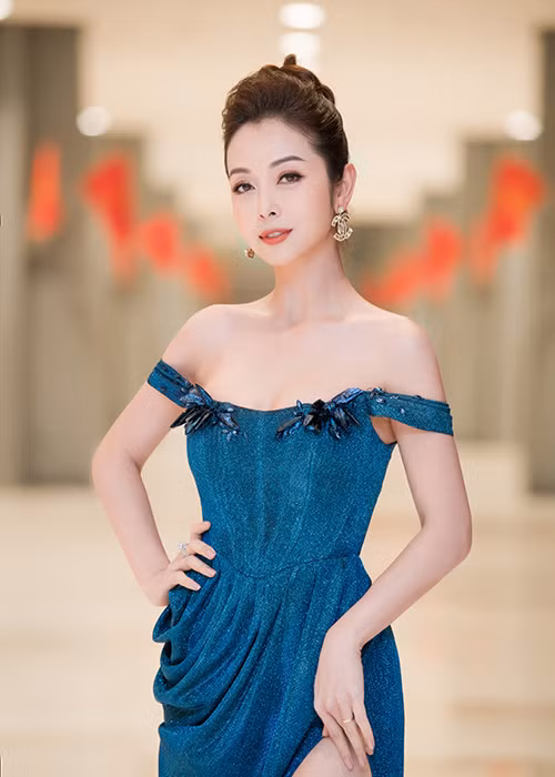 “Gai 4 con” Jennifer Pham khoe ve nuot na khi lam MC