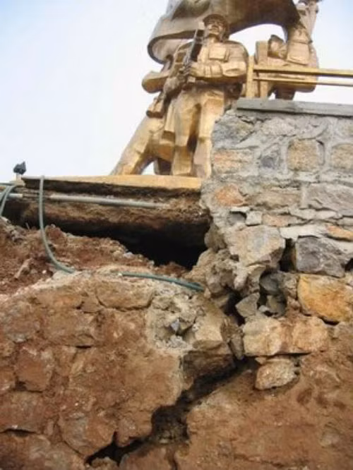  Tượng đài Chiến thắng Điện Biên Phủ bị sụt, lún do làm vội Tháng 6/2004, khi tượng đài Chiến thắng Điện Biên Phủ (có tổng kinh phí giai đoạn 1 là 37 tỷ đồng, giai đoạn 2 trên 20 tỷ đồng) vừa được lắp ráp thì đoạn kè dài 20m trong khuôn viên tượng đã bị nghiêng ra phía ngoài, có chỗ còn lệch ra so với chân kè.
