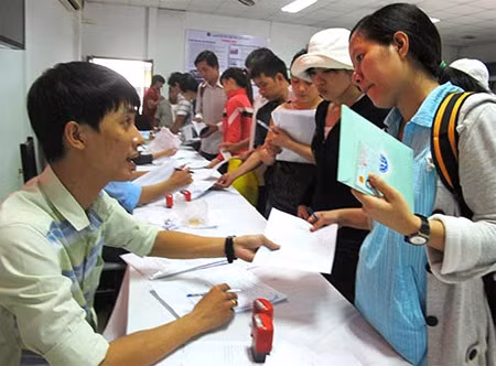 Theo đó, sau khi không tuyển được người lao động Việt Nam vào các vị trí tuyển dụng người lao động nước ngoài, người sử dụng lao động có trách nhiệm xác định nhu cầu sử dụng người lao động nước ngoài. Về thời hạn xác định nhu cầu sử dụng người lao động nước ngoài, trước ít nhất 15 ngày kể từ ngày dự kiến sử dụng người lao động nước ngoài, người sử dụng lao động (trừ nhà thầu) có trách nhiệm xác định nhu cầu sử dụng người lao động nước ngoài đối với từng vị trí công việc mà người lao động Việt Nam chưa đáp ứng được và báo cáo giải trình với Bộ LĐ-TB&amp;XH hoặc Sở LĐ-TB&amp;XH nơi người lao động nước ngoài dự kiến làm việc. 