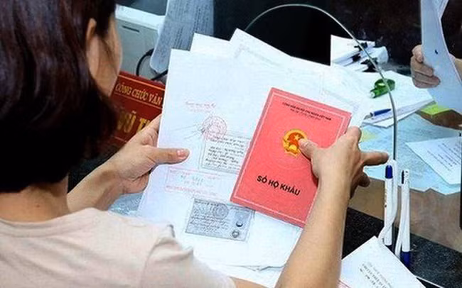 Ngoài ra, người dân có thể khai báo thông tin theo biểu mẫu điện tử được cung cấp sẵn, đăng tải bản quét/bản chụp giấy tờ hợp lệ (không yêu cầu công chứng/chứng thực)/dẫn nguồn tài liệu từ kho quản lý dữ liệu điện tử) và nộp lệ phí. Thông tư 66 yêu cầu cụ thể với giấy tờ đính kèm khi đăng ký cư trú online, đó là bản quét hoặc bản chụp giấy tờ được cấp hợp lệ, còn giá trị sử dụng bằng điện thoại, máy ảnh phải rõ nét, đầy đủ, toàn vẹn về nội dung.