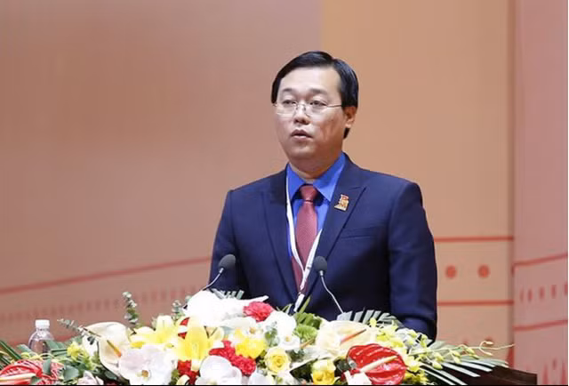 Ông Lê Quốc Phong sinh năm 1978, quê ở quận Hoàn Kiếm, Hà Nội. Ông từng làm Phó bí thư Đoàn trường, Chủ tịch Hội Sinh viên Đại học Khoa học Tự nhiên TP HCM, Phó chủ tịch Hội sinh viên TP HCM, Chủ tịch Hội Sinh viên TP HCM. 