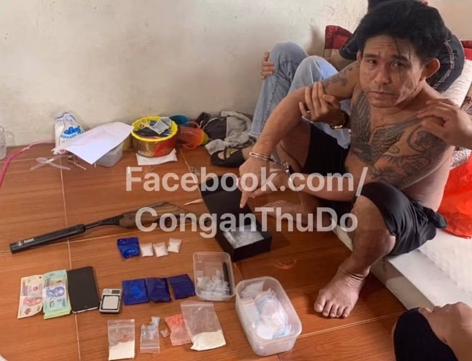  5. Hai bố con rủ nhau mua bán trái phép chất ma túy: Ngày 29/10, Công an huyện Đông Anh, Hà Nội đã ra quyết định khởi tố vụ án, khởi tố bị can và tạm giam đối với Nguyễn Văn Hạnh (SN 1969, ở xã Tiên Dương, huyện Đông Anh) và Nguyễn Cảnh Minh (SN 1993, con trai Hạnh) về tội “Mua bán trái phép chất ma túy”. Mở rộng điều tra, Công an huyện Đông Anh xác định, người bán ma túy cho hai đối tượng trên là Nguyễn Văn Hạnh (SN 1969, trú tại xã Tiên Dương, huyện Đông Anh).