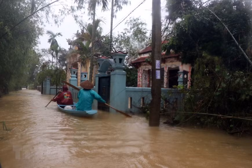 Mực nước tại nơi đây vẫn đang rất cao, phương tiện đi lại chính của người dân là bằng những chiếc thuyền nhỏ. (Ảnh: TTXVN).