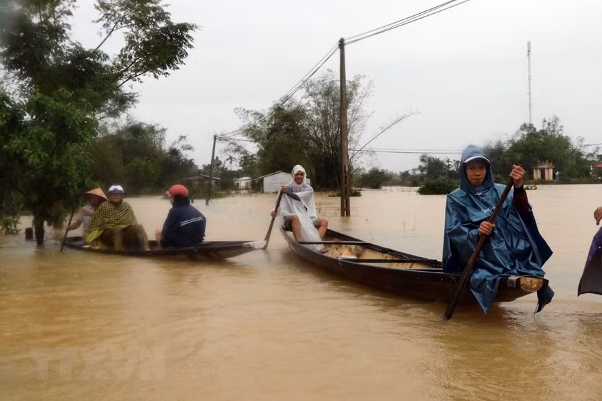 Người dân tại xã Quảng Phú, huyện Quảng Điền, tỉnh Thừa Thiên Huế vẫn bị nước lũ "bủa vây". Ảnh: TTXVN.